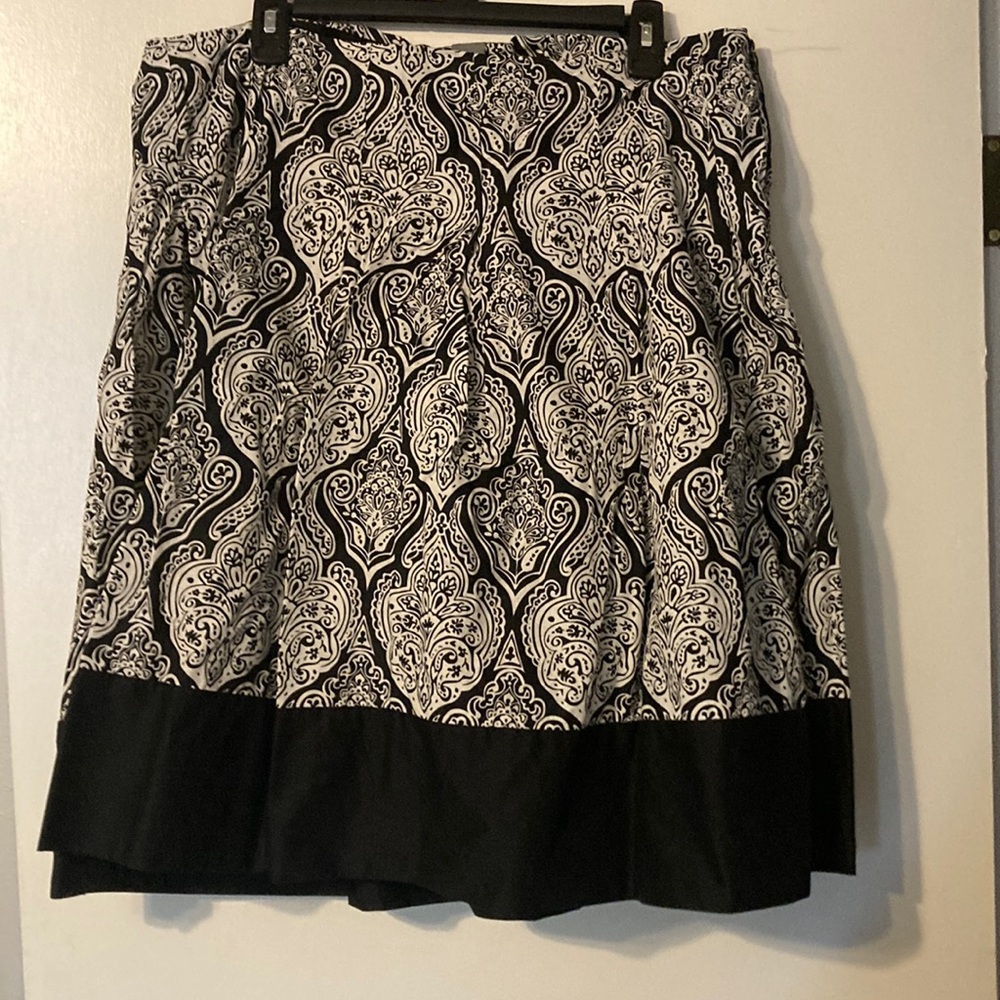 apt 9 Black and White Skirt.  Size 16.